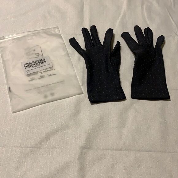 Women’s gray polkadot spandex gloves - Picture 2 of 4